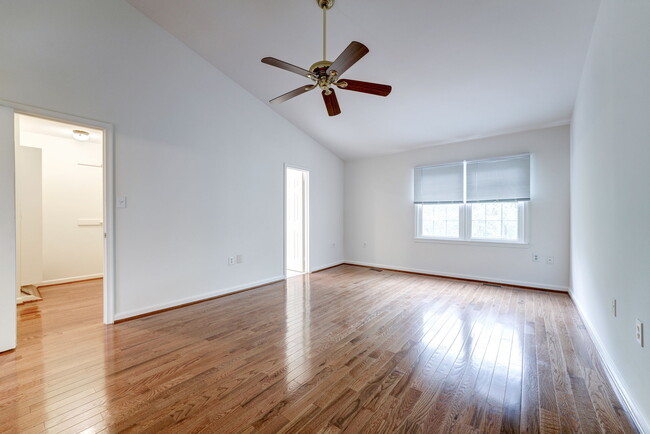 Vaulted Ceiling in upper lvl Master Bedroom! - 7222 Swansong Way