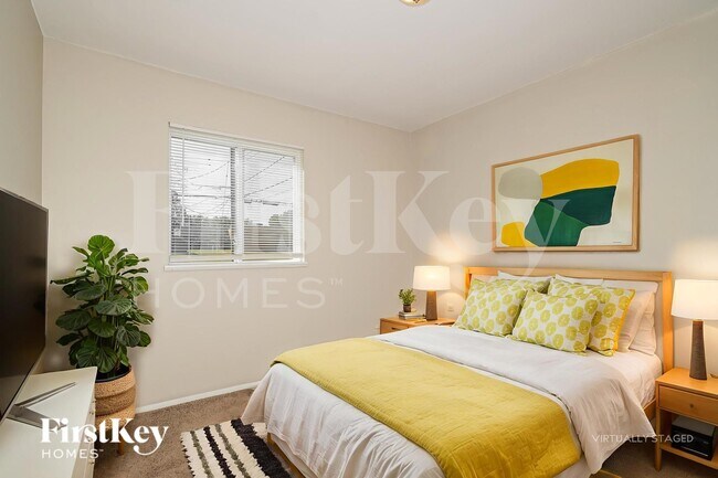 Building Photo - 1140 Estes Dr