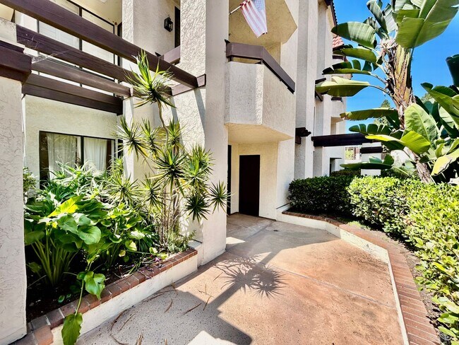 Building Photo - Beautiful 2BD/2BA w/ A/C, Reserved Parking, and In-Unit Laundry in Mission Valley!