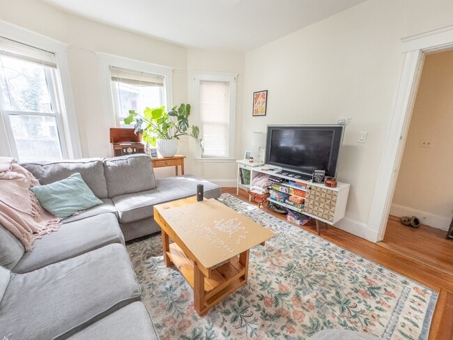 Building Photo - 70 Line St