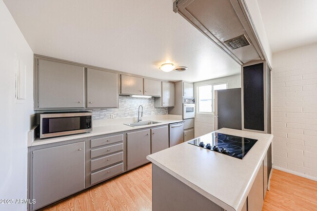 Building Photo - 6544 N 12th St
