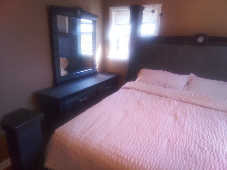 Building Photo - 10208 E 7th St