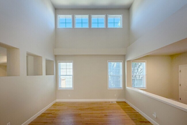 Building Photo - 5Bd/2.75Ba Sammamish Home