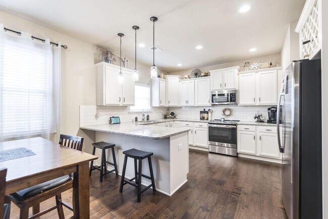 Building Photo - "Spacious 4-Bedroom Home with Granite Coun...