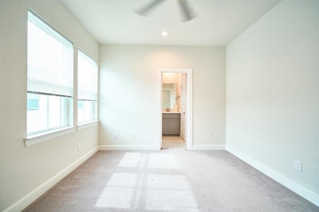 Building Photo - 2802 Grand Fountains Dr