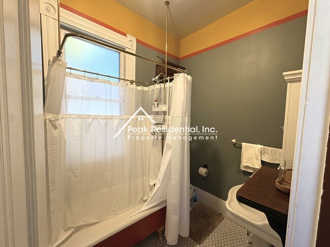 Building Photo - Furnished 1bd/1ba Midtown Duplex!