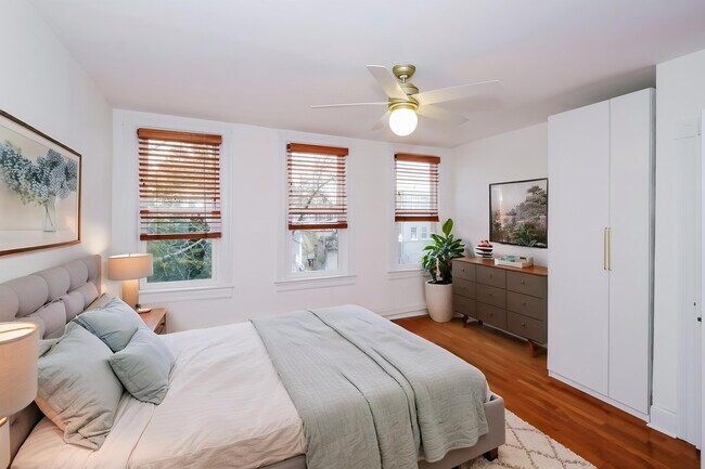 Building Photo - 314 14th Pl NE