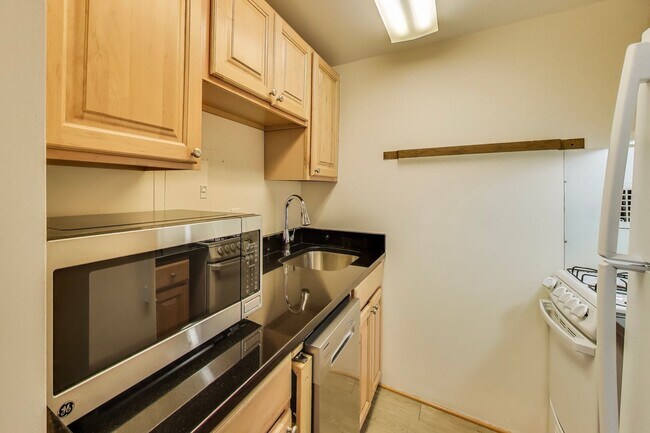 Building Photo - Sunny Studio in Downtown Rockville - ALL UTILITIES INCLUDED