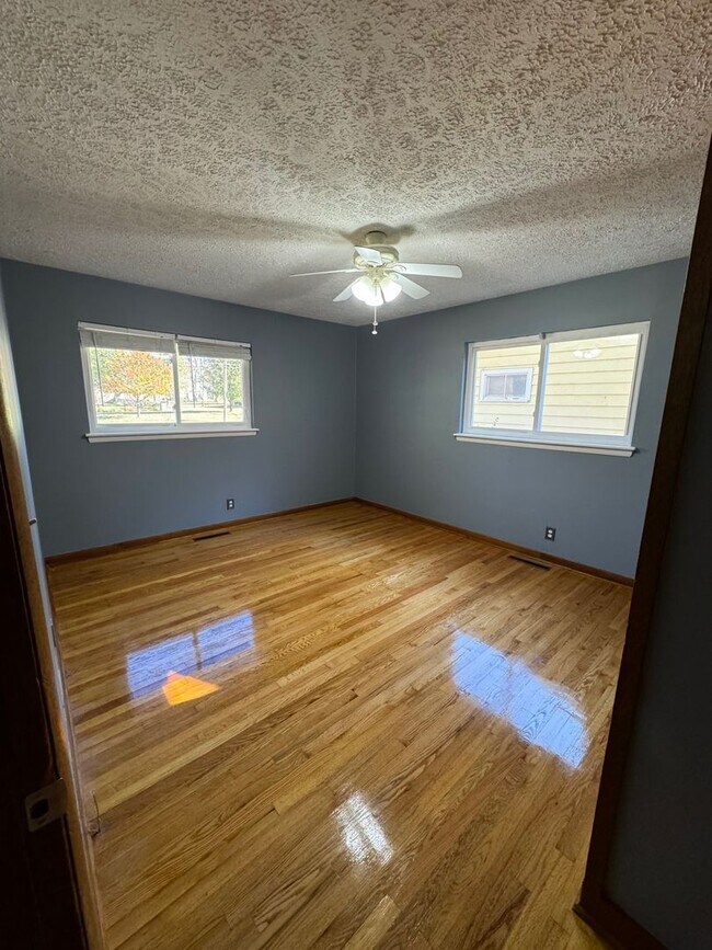 Building Photo - 3 Bed 1 Bath 1 Carport Fenced in Backyard!