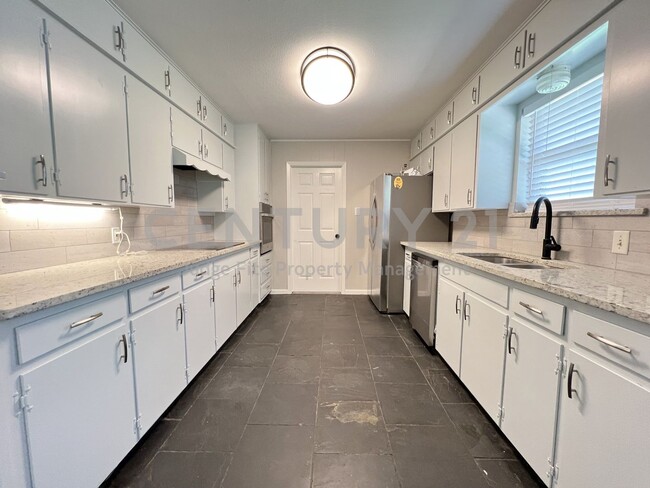 Building Photo - Beautifully Refreshed 3/2/2 in Fort Worth Ready for Immediate Occupancy!