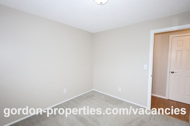 Building Photo - NE 22nd Ct - Gresham 4 bedroom split level home