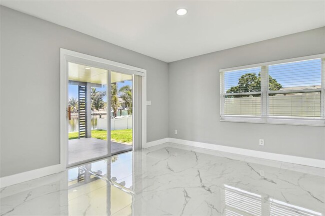 Building Photo - 3913 Fontainebleau Dr