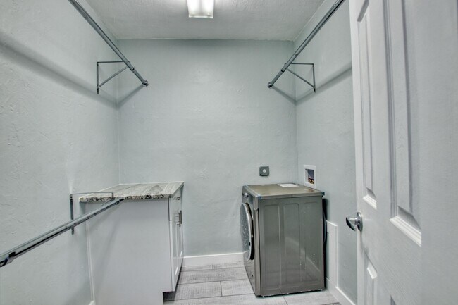 Building Photo - 612 2nd Ave S