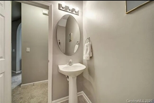 Building Photo - Townhome