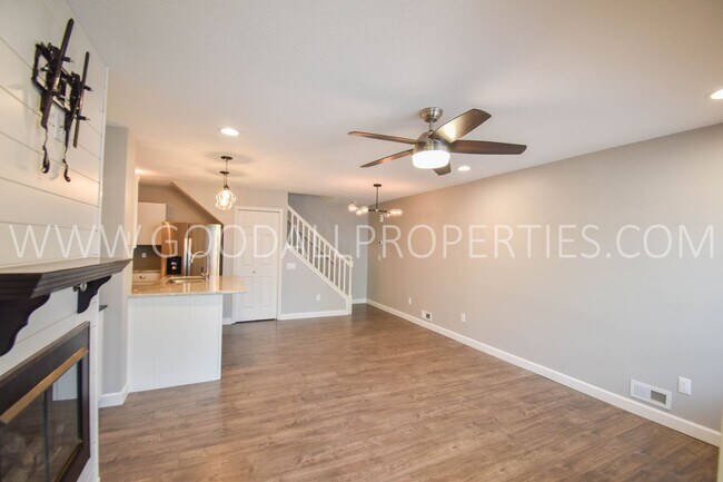 Building Photo - 2 Bedroom 1.5 Bath Townhome In West Des Moines