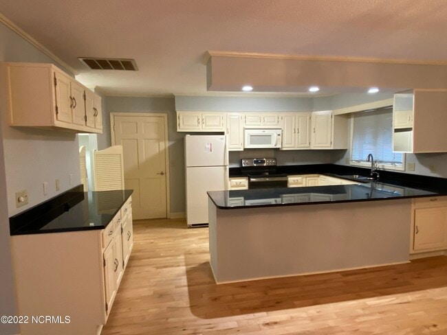 Building Photo - 285 Lake Forest Dr