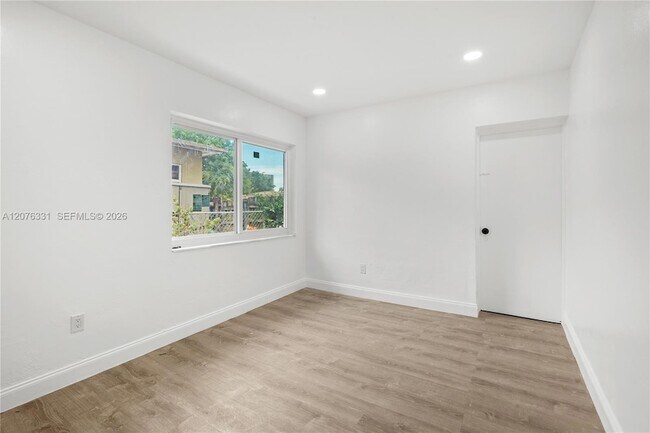 Building Photo - 1701 NW 19th Ave