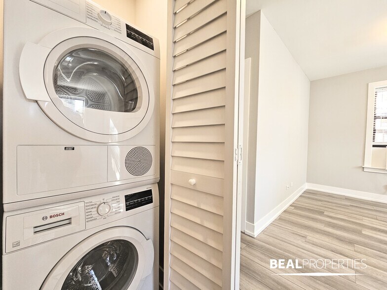 Building Photo - 3935 N Janssen Ave