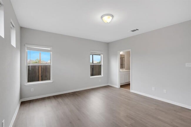 Building Photo - 208 Kellys Heroes Wy