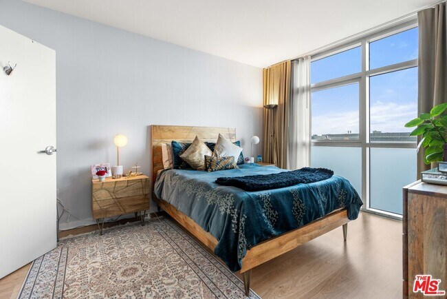 Building Photo - 13700 Marina Pointe Dr