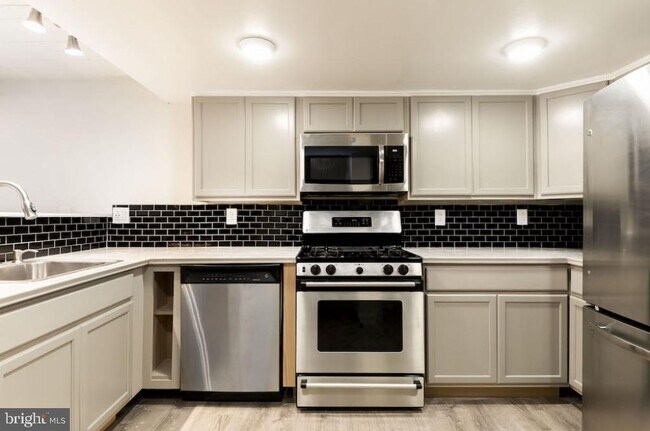 Building Photo - 1329 Lombard St