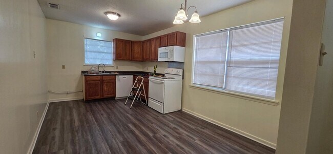 Building Photo - Almost Ready! 3 Bedroom 2 Bath Duplex in Longview!