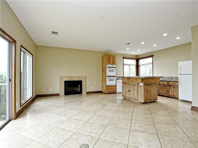 Building Photo - 605 Echo Dr