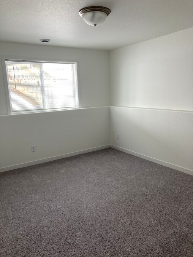 Building Photo - 4 Bed  3 Bath Twin Home