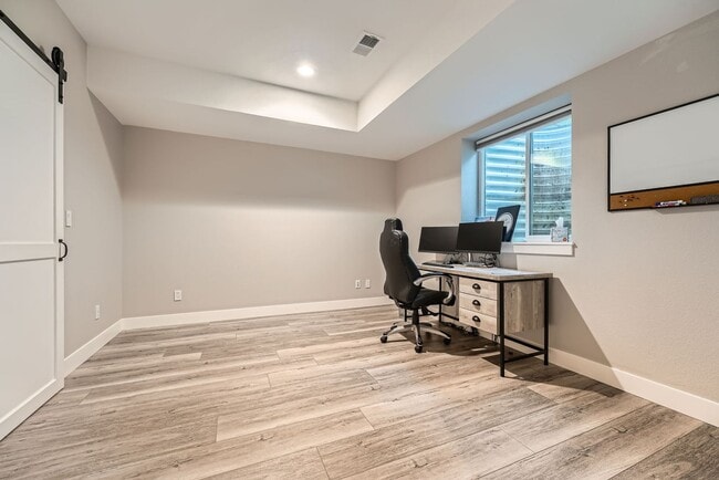 Building Photo - 10463 Meadowleaf Way