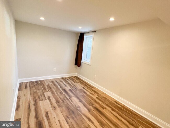 Building Photo - 4426 Strathmore Ave