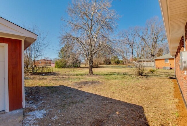 Building Photo - 816 Garrettsburg Rd