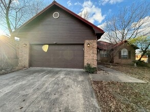 Building Photo - 3 Bed 2 Bath House with 2 Car Garage.  Has Gas Heat