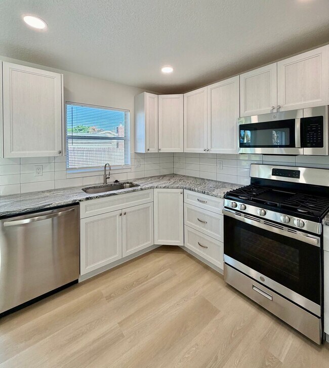 Building Photo - Adorable Makeover Melbourne Florida-Close to Wickham Rd.