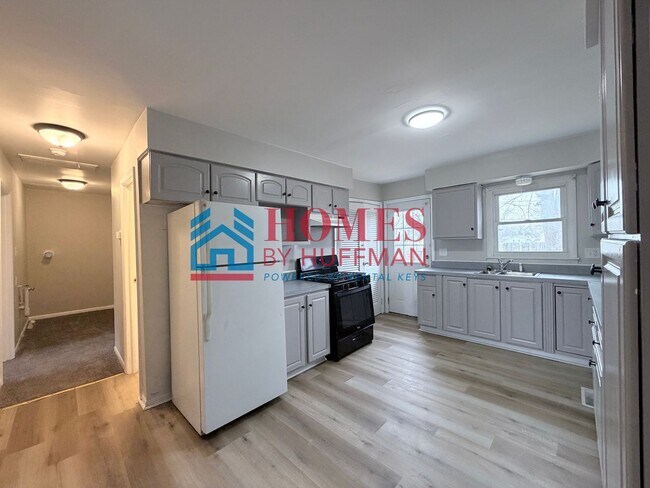 Building Photo - Four Bedroom House