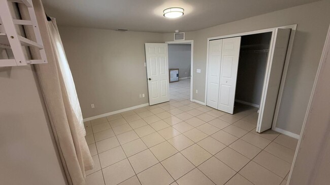 Building Photo - 1619-1621 SW 33rd St- Duplex