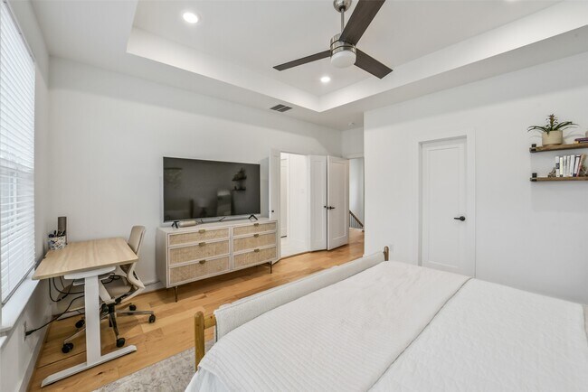 Building Photo - 718 W Donovan St