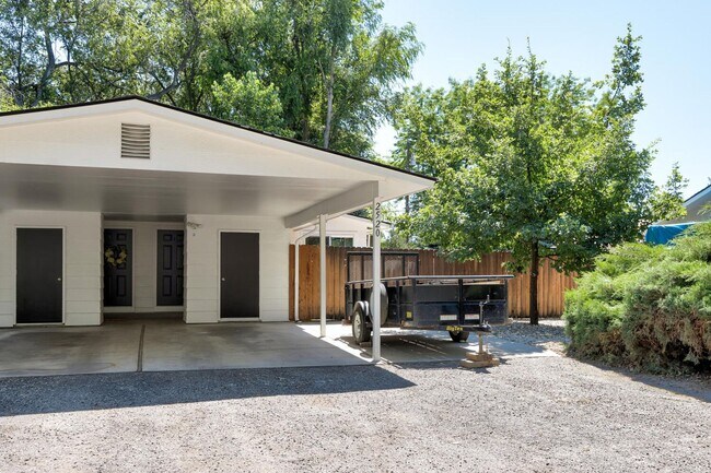 Building Photo - Newly Renovated Townhouse with a $500.00 m...
