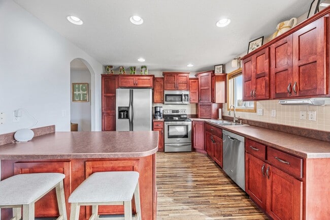 Building Photo - *RENT SPECIAL* Spacious & Stylish 4-Bedroo...