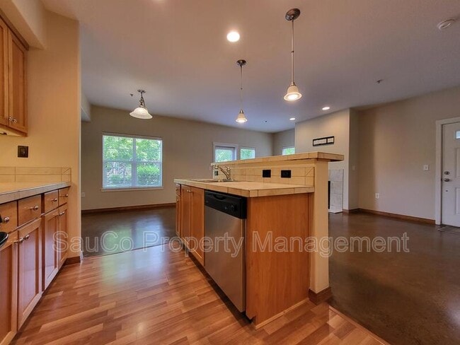 Building Photo - 10651 NE Red Wing Way