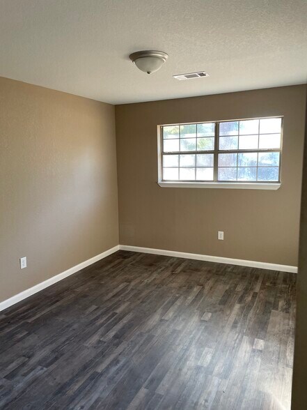 Building Photo - 272 Harp Loop