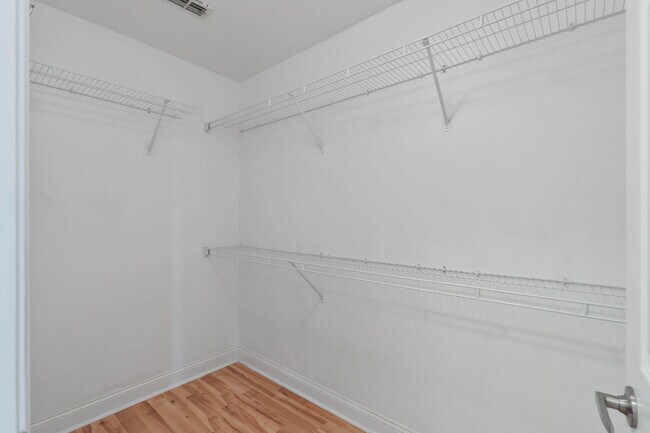 Building Photo - 747 Majestic Dr