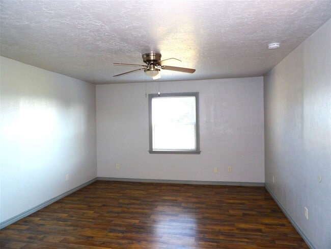 Building Photo - 505 Oak Ave