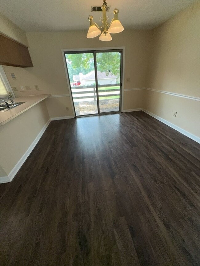 Building Photo - 7003 Robin's Nest Dr