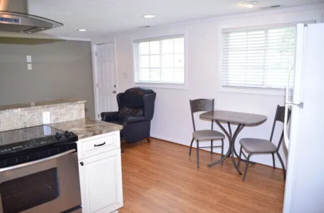 Building Photo - Charming, Partially Furnished Cottage-Style Home Near Catawba Hospital – Available Now!