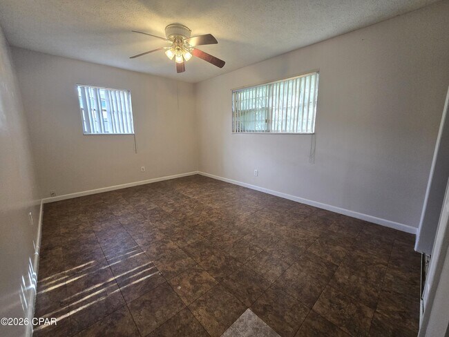 Building Photo - 215 S Kimbrel Ave