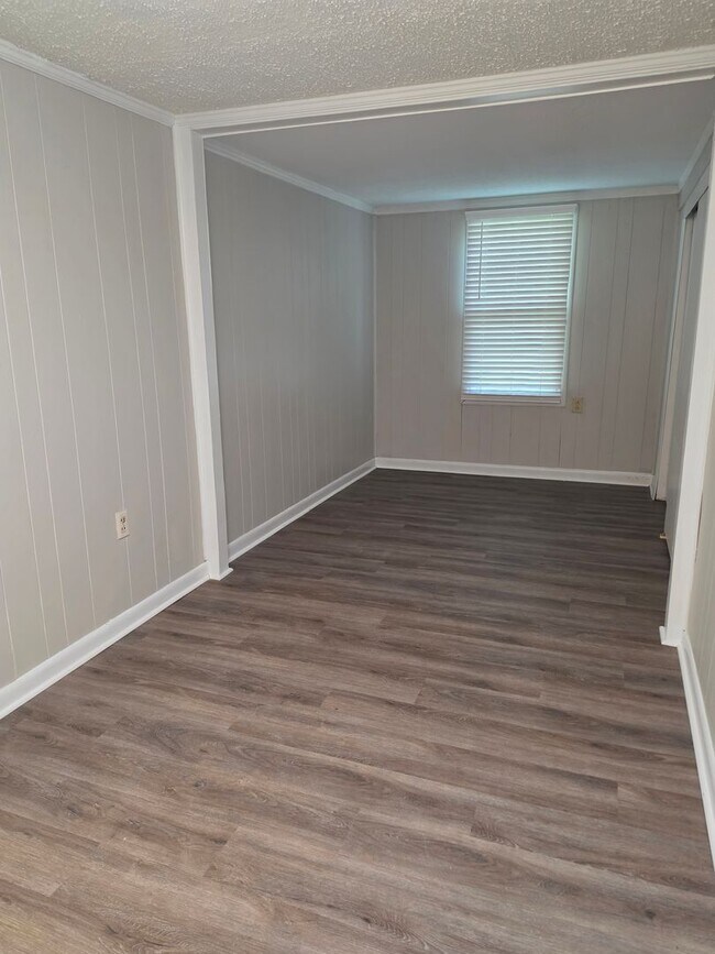 Building Photo - 3 bedroom 1.5 bath with 2-car garage