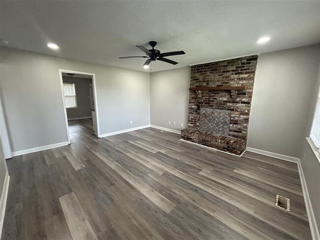 Building Photo - Charming and Affordable Downstairs Duplex ...