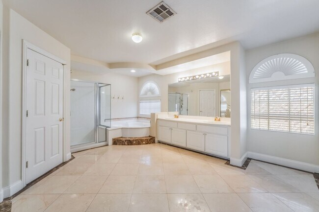 Building Photo - 5 bedroom home in Silverado Ranch area low upkeep yard