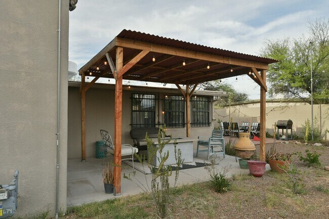 Building Photo - 2842 E Blacklidge Dr