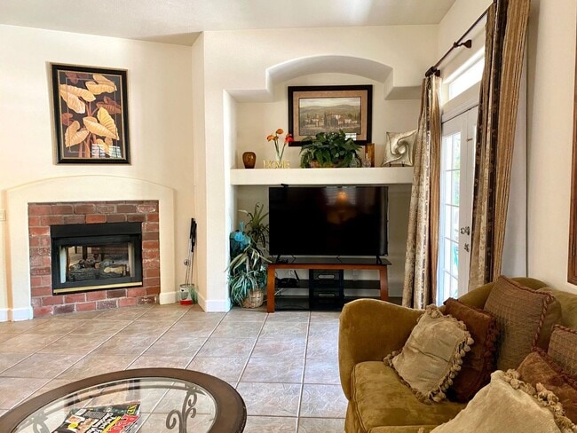 Building Photo - Furnished 4 Bedroom Pool Home - 6 month lease